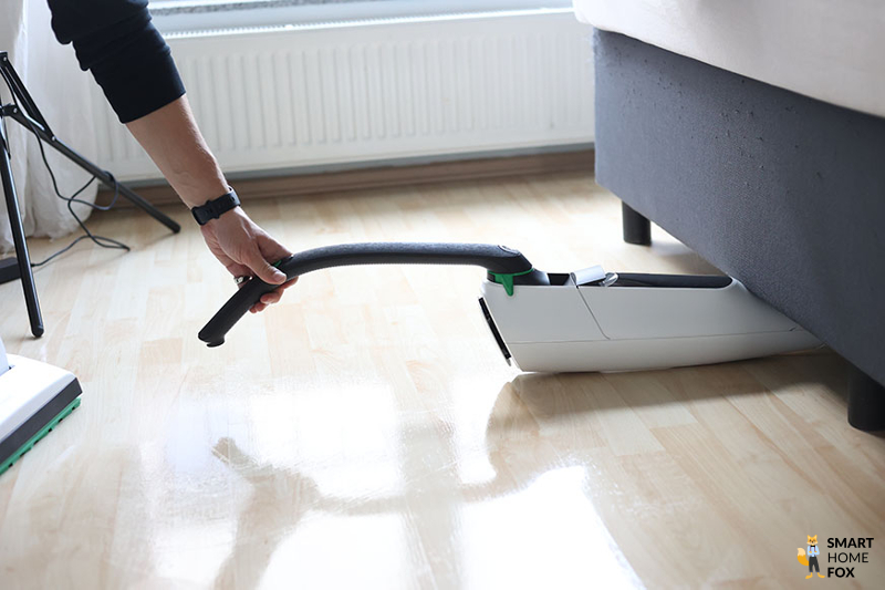 Reinigungstest des VK7 unter dem Bett